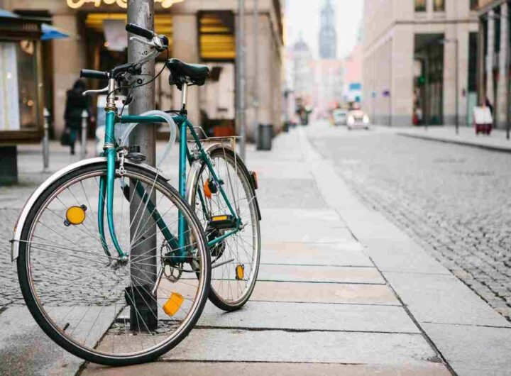 bici legata palo
