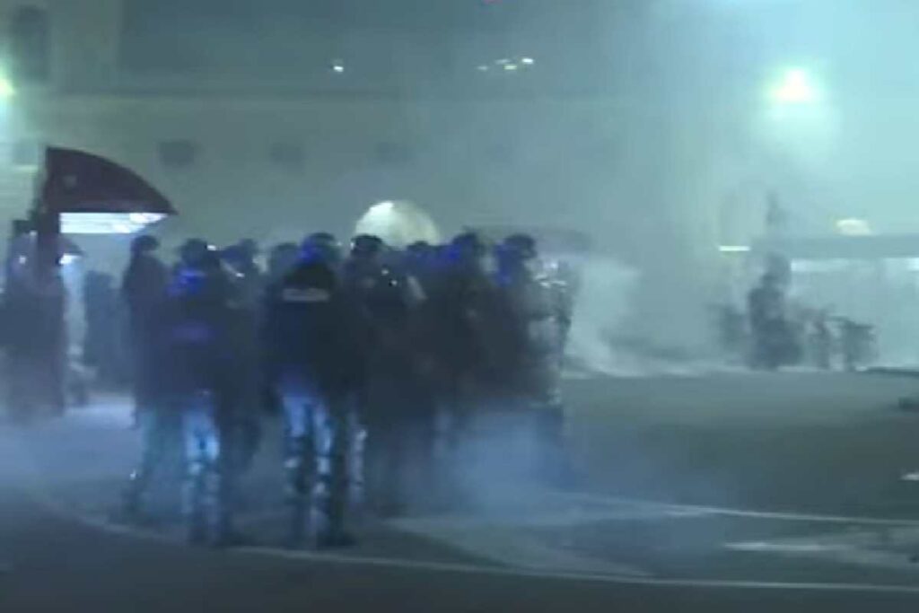 Scontri tra la polizia e i manifestanti pro-Pal a Bologna