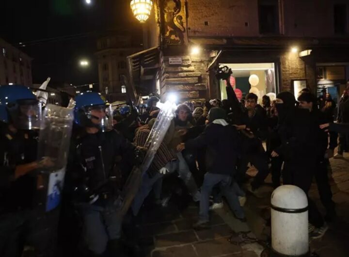 Bologna, Gasparri: gravissimo che sindaco del PD abbia criticato Forze dell'ordine, nella foto scontri a Bologna