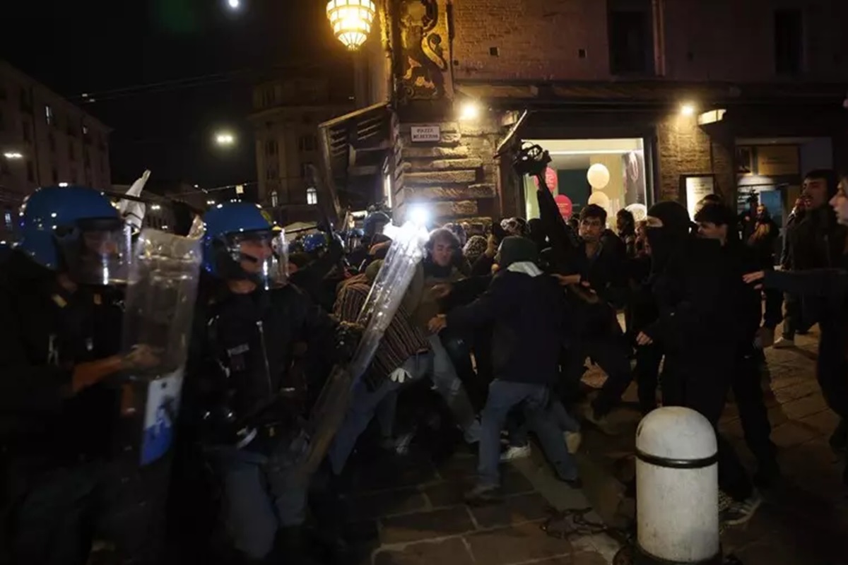 Nel giorno delle tre regioni al voto, Bologna si lecca le ferite e una famiglia è distrutta dalla legge, nella foto scontri a Bologna