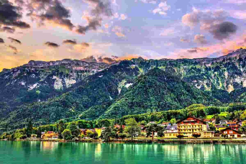 Il borgo delle meraviglie a soli 50 km dal’Italia, tra cime imponenti e case di legno, tutti i dettagli