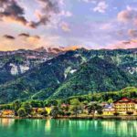 Il borgo delle meraviglie a soli 50 km dal’Italia, tra cime imponenti e case di legno, tutti i dettagli