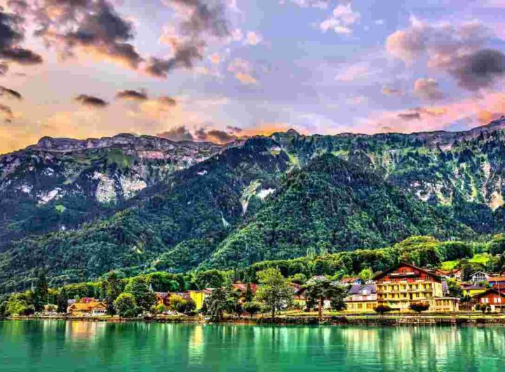 Il borgo delle meraviglie a soli 50 km dal’Italia, tra cime imponenti e case di legno, tutti i dettagli