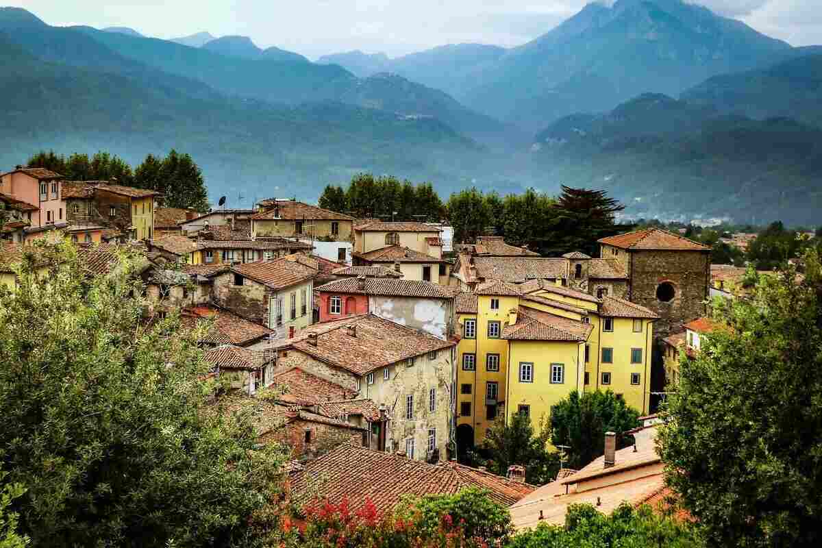 In questo borgo toscano sembra di essere in Scozia: tra whisky, fish and chips e leggende