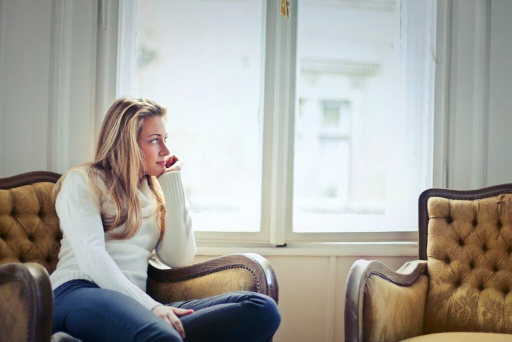 una ragazza pensierosa