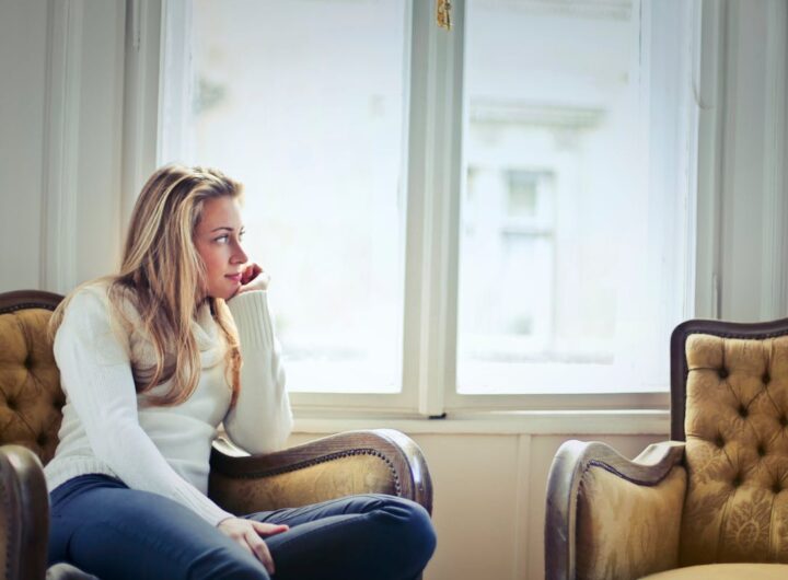 una ragazza pensierosa