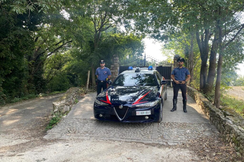 Una volante dei carabinieri