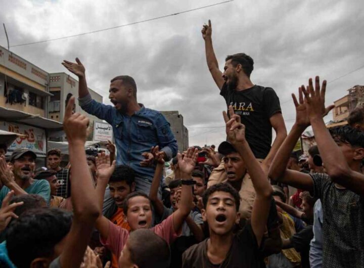 A Gaza il cammino della speranza fra le macerie ma finalmente dopo due anni le armi tacciono, nella foto festa a Gaza