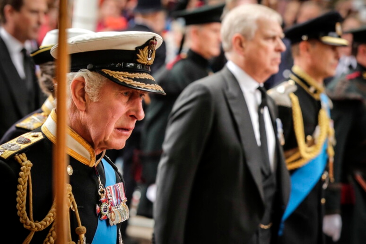 Re Carlo III spoglia il fratello Andrea di ogni titolo e lo sfratta dalla Royal Lodge