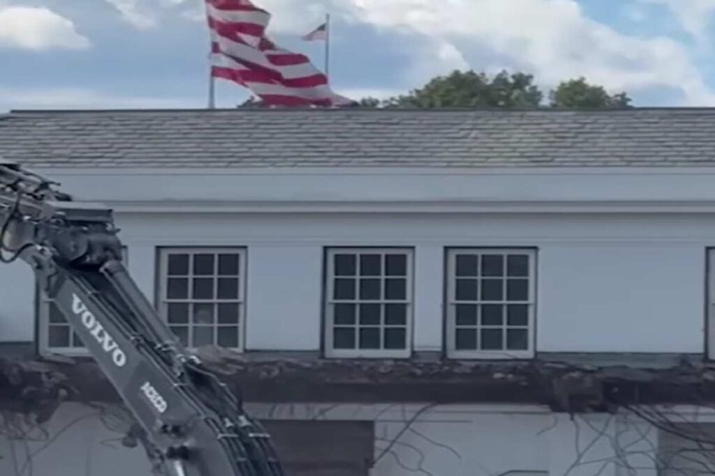 Demolita una facciata della Casa Bianca