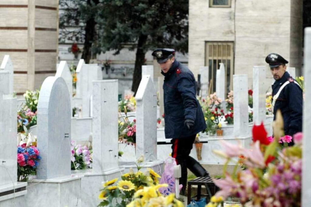 carabinieri in un cimitero