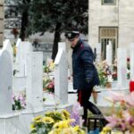 carabinieri in un cimitero