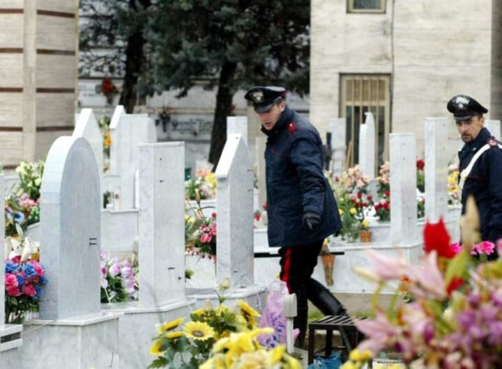 carabinieri in un cimitero