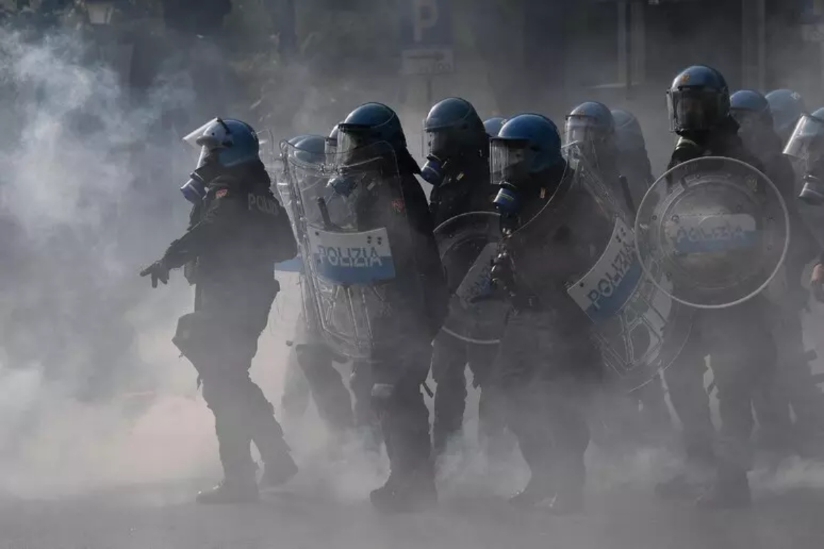 I 4 poliziotti che a Genova pestarono il giornalista di Repubblica Stefano Origone condannati in via definitiva