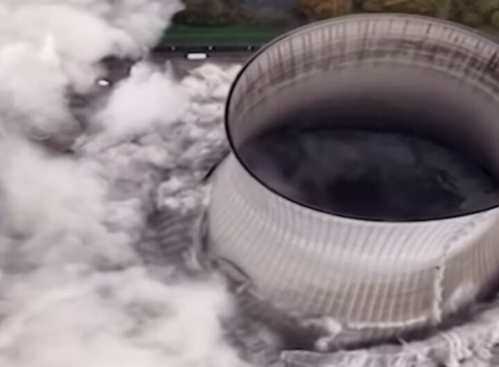 Demolita torre di raffeddamento di una centrale nucleare