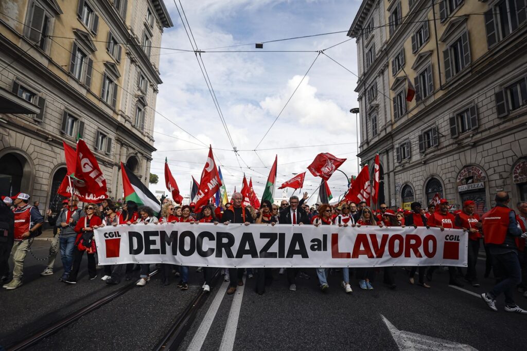 Litigano tutti, a sinistra Schlein, Conte, Landini, in chiesa Zuppi e Burke (che dice Messa in latino), nella foto la manifestazione nazionale della Cgil a Roma