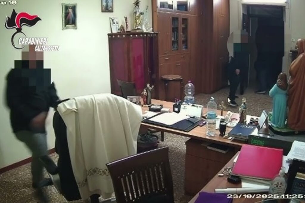 Il video del 26enne che entra in Chiesa e accoltella il parroco a Gela