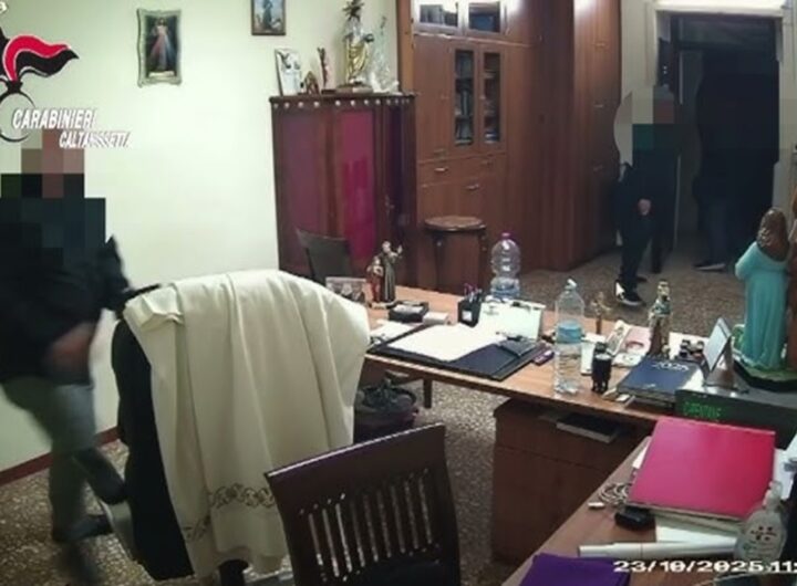 Il video del 26enne che entra in Chiesa e accoltella il parroco a Gela