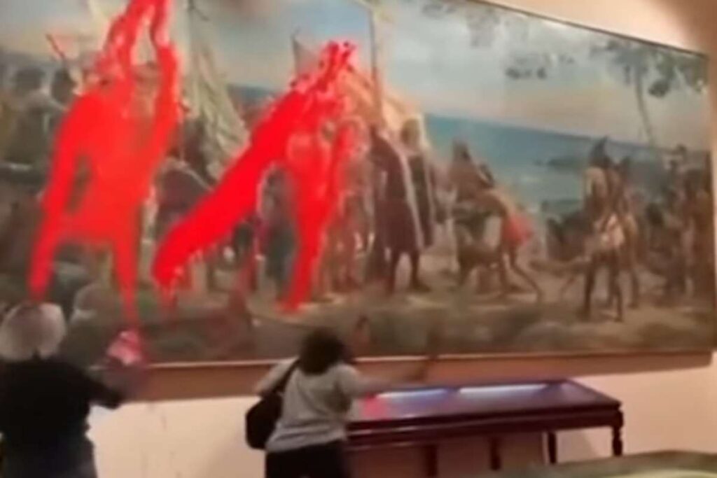 Attiviste a Madrid imbrattano dipinto di Cristoforo Colombo