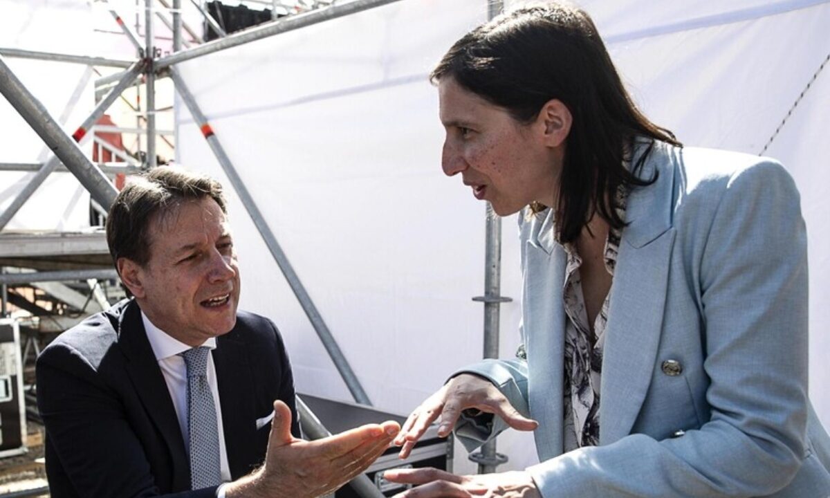 Sicurezza contro patrimoniale, la gara per la leadership della sinistra si giocherà su queste due parole chiave. Dietro ci sono i due aspiranti alla guida del campo largo. Il post grillino Giuseppe Conte, che ha imboccato la strada della sicurezza, paura che unisce ricchi e poveri, abbandonando almeno per ora il reddito di cittadinanza, anche alla luce del fallimento elettorale in Calabria. E la neo comunista Elly Schlein, che ha scelto come bandiera la patrimoniale a livello europeo. Per la serie vorrei ma non posso ma intanto semino invidia e odio. : “Redistribuzione delle ricchezze sia al centro del dibattito” scrive Dario Del Porto su Repubblica, come dire voi lavorate che poi mi prendo la mia parte, visto che per la Schlein sei ricco se hai uno stipendio da 2700 euro al mese e magari possiedi un appartamento. La spaccatura a sinistra è segnalata da Luca De Carolis e Wanda Marra sul Fatto. Conte parla di sicurezza in questi termini: Bisogna rendersi conto che c’è un problema sicurezza nei grandi centri urbani e nelle periferie, e non è un tema di destra o di sinistra, non ha colore politico”. E aggiunge: “Per quanto riguarda noi, che siamo una forza progressista indipendente, una patrimoniale non è all'ardine del giorno”. Al contrario Schlein, “sull’onda della vittoria di Zahran Mamdani a New York, (ri)parla di una patrimoniale europea per i più ricchi, così facendo gongolare Giorgia Meloni (E rassicurante sapere che con la destra al governo le patrimoniali nonvedranno mai la luce”. Evidentemente nessuno ha detto a Schlein che fra i primi gesti del musulmano Mamdani è stata la richiesta di restare al suo posto di capo della Polizia di New York all’ebrea Jessica Tisch. Conte rilancia: "Bisogna al più presto ripristinare la procedibilità d'ufficio per farti e scippi. Il governo fa la voce grossa, ma poi 22 borseggiatori a Venezia non si presentano all’interrogatorio preventivo previsto dalla norma valuta dal ministro della Giustizia, Nordio”. La sua vice Chiara Appendino, ex sindaco di Torino, ha rilanciato sul tema con una lettera a Libero, dove ha raccontato la sua proposta per un fondo per le politiche integrate di sicurezza urbana. Ma il tema sicurezza va forte anche a sinistra, dove non ha problemi a parlare di sicurezza, fino a giungere ad attaccare MeIoni perché avrebbe fatto troppo poco, è Silvia Salis, Sindaco di Genova che in un sondaggio di Bimedia per Genova Today risulterebbe vincitrice in caso di primarie con Conte e Schlein, nella foto conte e schlein