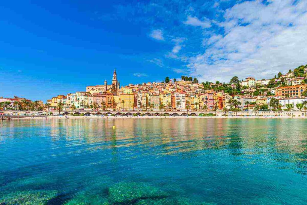 Il paradiso a 40 minuti dall’Italia, un’oasi sospesa tra cielo e mare