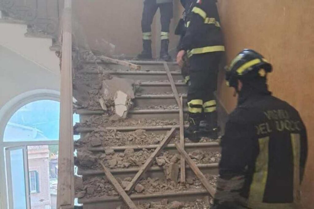 Controsoffitto crollato in un liceo a Roma