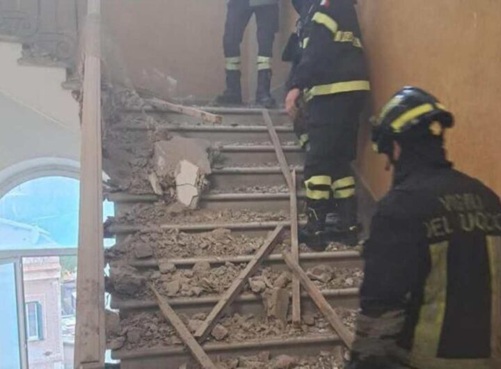 Controsoffitto crollato in un liceo a Roma