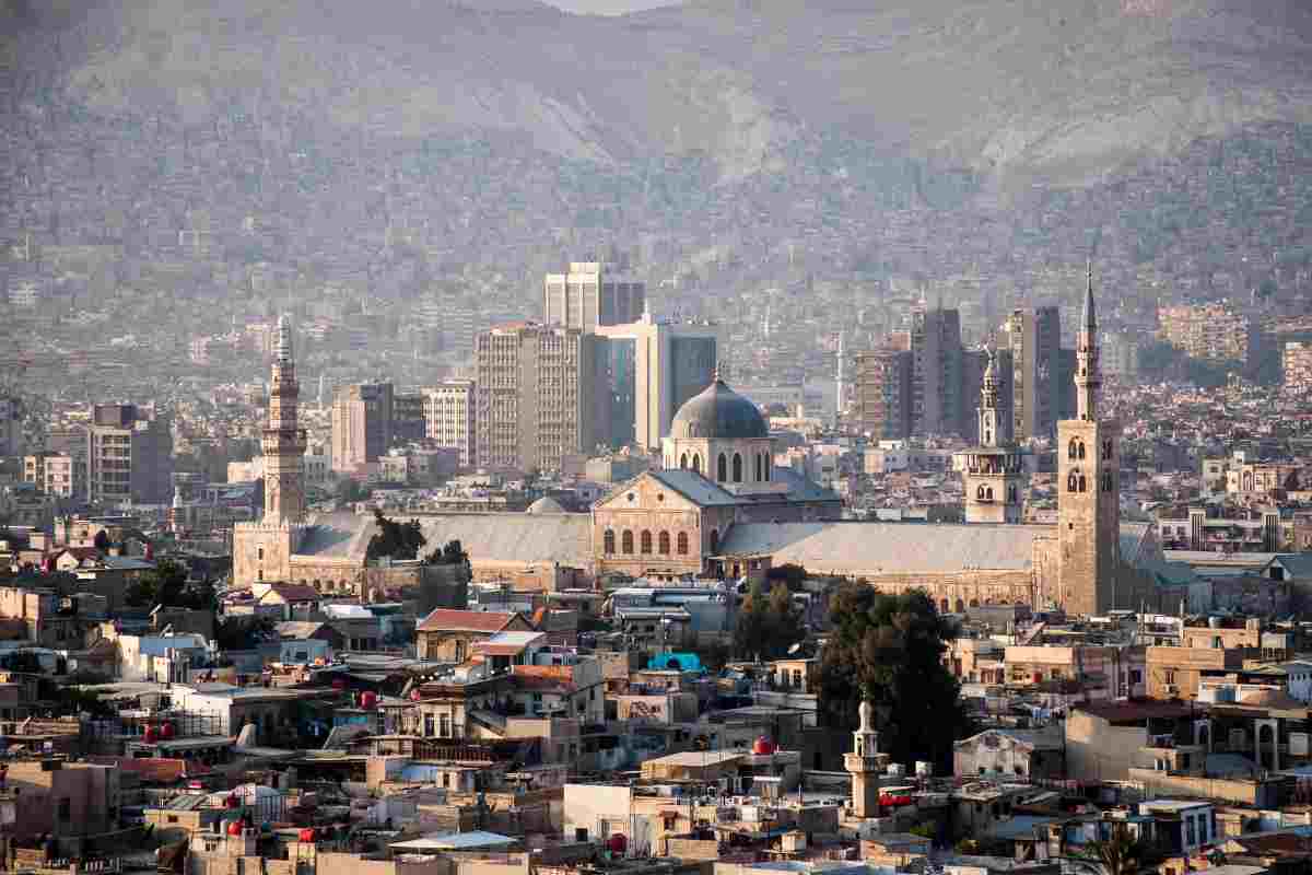 La tomba di Abele, situata nella regione siriana del Rif Dimashq, è un luogo sacro che attrae pochi visitatori, nonostante la sua importanza storica e religiosa.