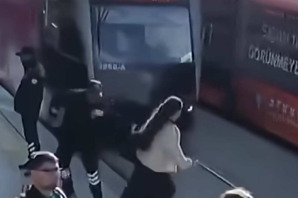 Donna salvata prima di essere travolta dal tram