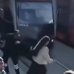Donna salvata prima di essere travolta dal tram