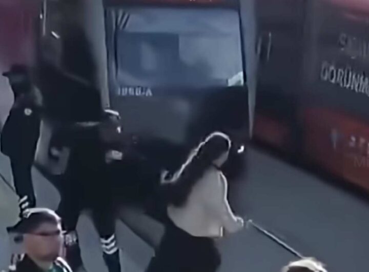 Donna salvata prima di essere travolta dal tram