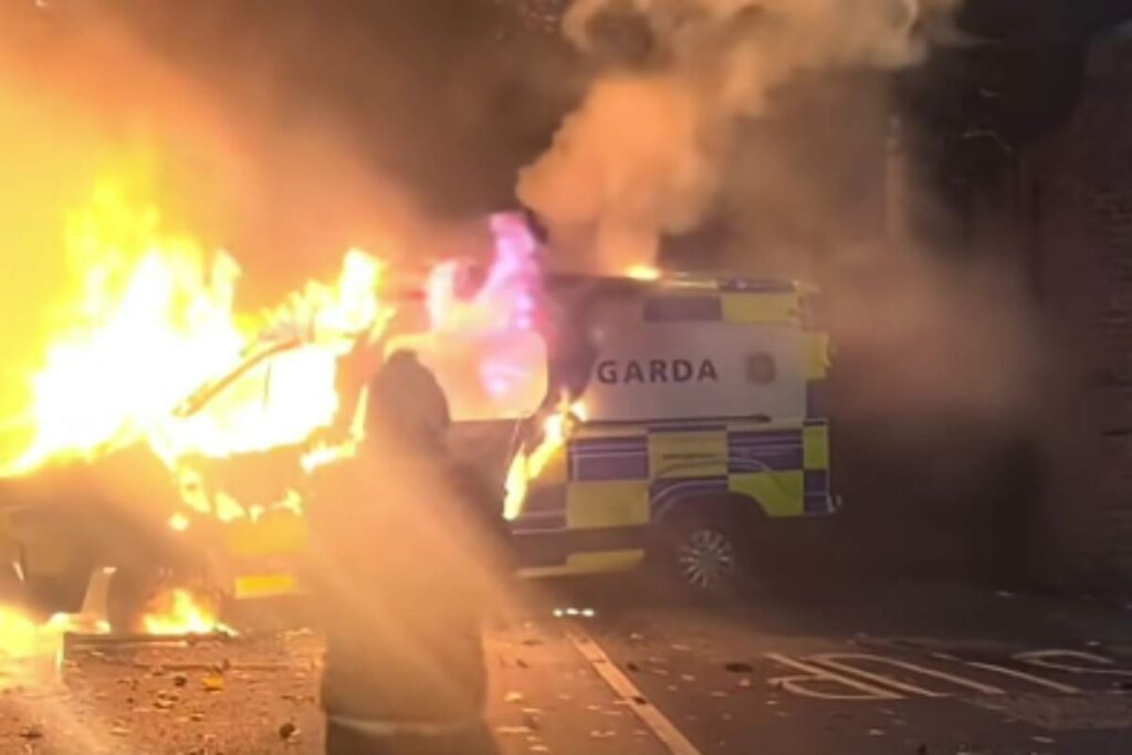 Manifestanti contro polozia a Dublino