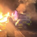 Manifestanti contro polozia a Dublino