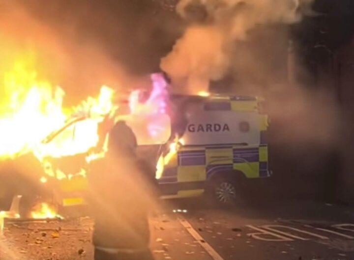 Manifestanti contro polozia a Dublino