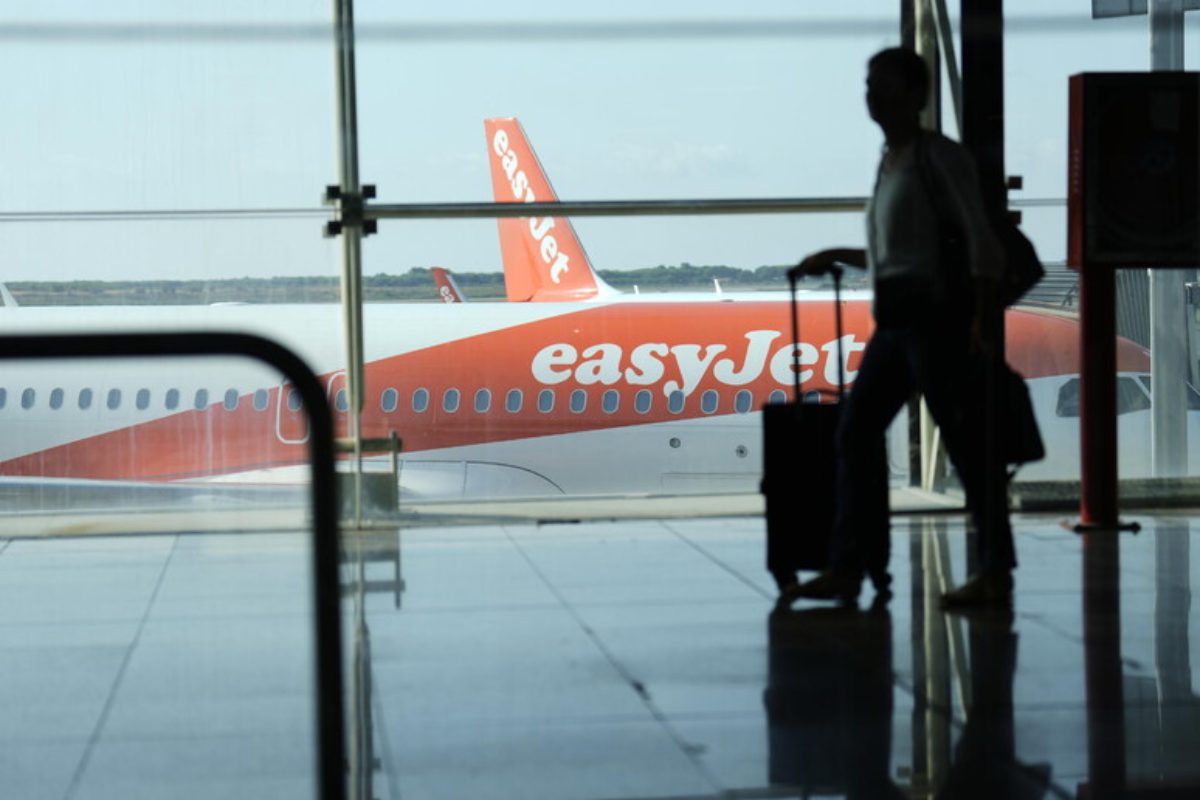 “Lasciato a terra da EasyJet per aver scattato una foto all’aereo”. La replica: “Comportamento inappropiato al gate”