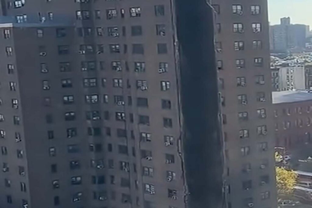 Crolla parte di un edificio a 20 piani nel Bronx