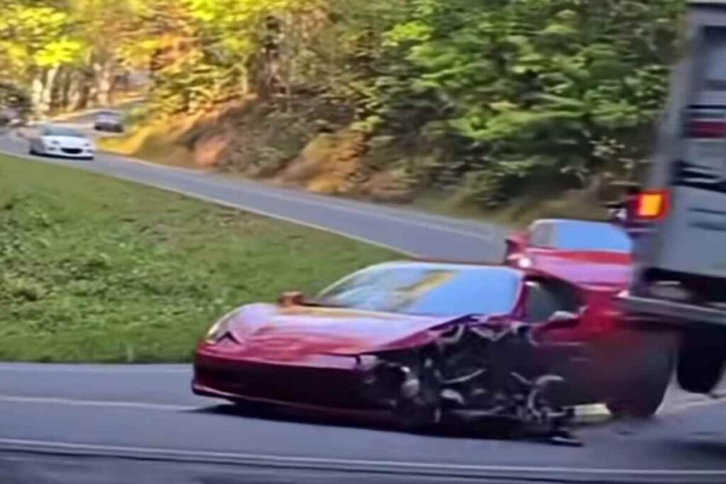 Ferrari va a sbattere contro un camion