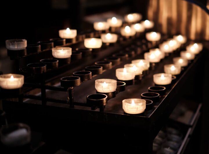 candele per celebrare i Santi