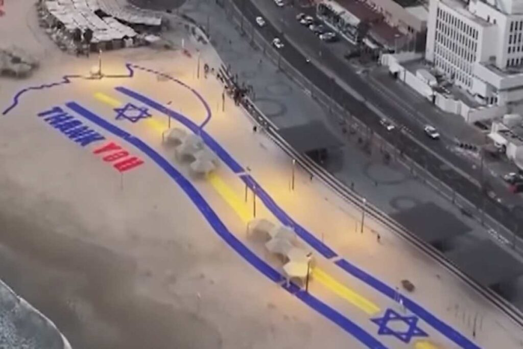 La scritta sulla spiaggia di Tel Aviv per l'arrivo del presidente Usa: "Grazie Trump"