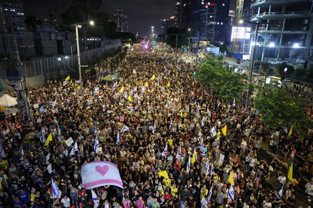 La gente festeggia a Gaza