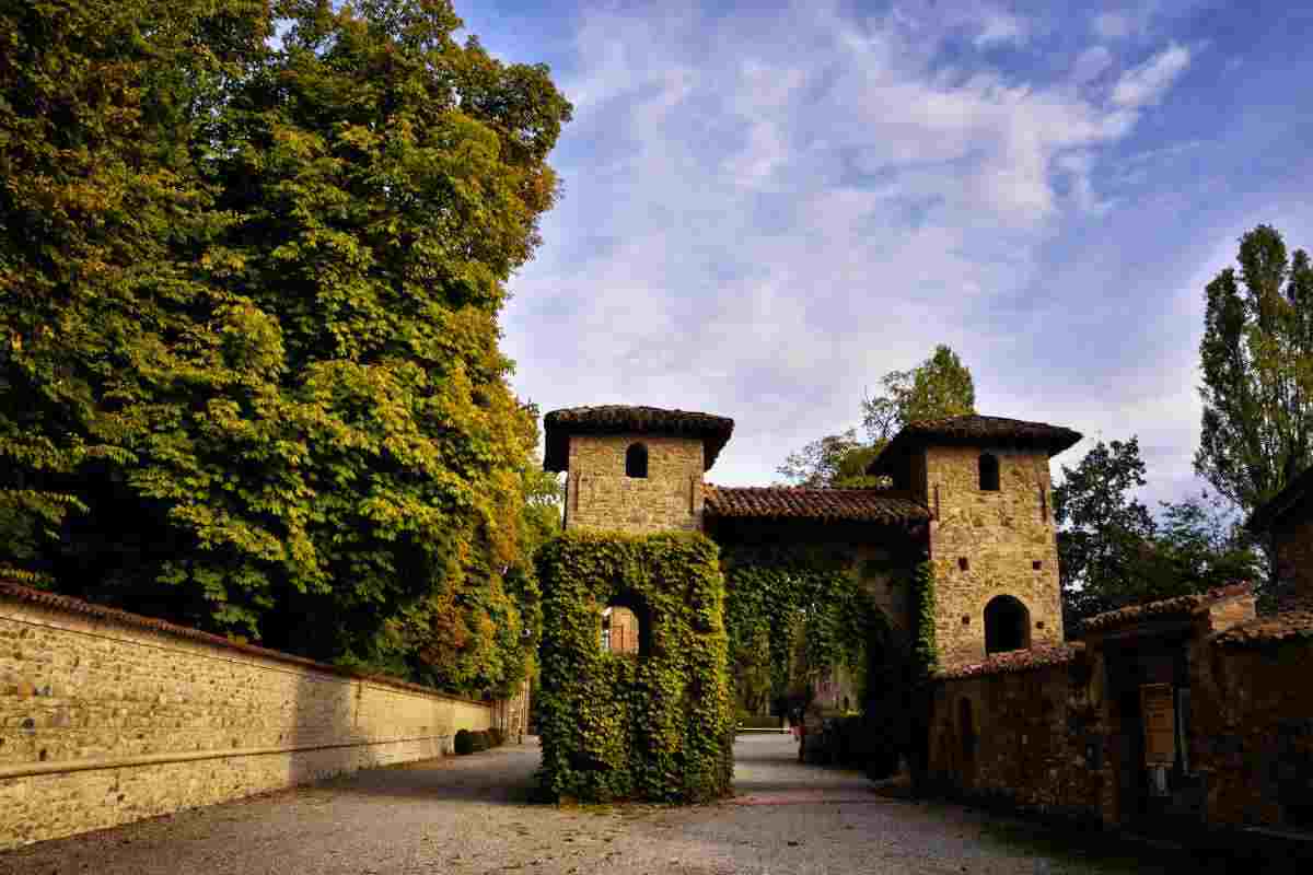 Un borgo fiabesco immerso nel verde, tra antiche leggende e misteriosi segreti