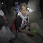 Il video di Greta Thunberg che viene fermata dalle forze israeliane