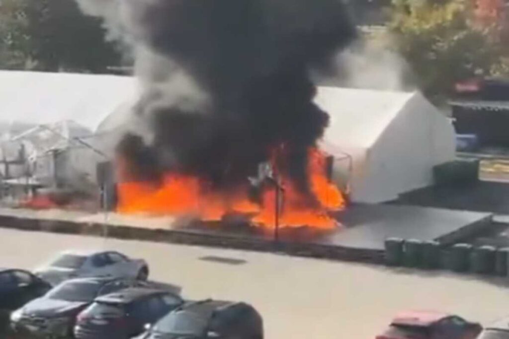 Incendio davanti al parlamento di Belgrado