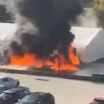 Incendio davanti al parlamento di Belgrado