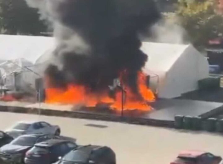 Incendio davanti al parlamento di Belgrado