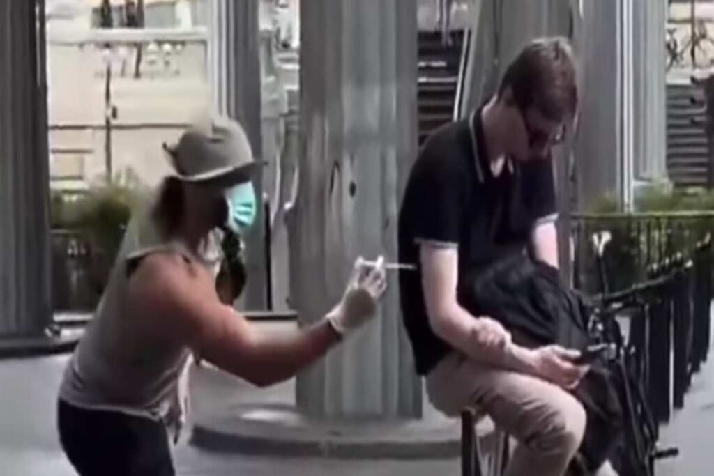 Influencer finge di iniettare liquidi ai passanti con le siringhe