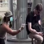 Influencer finge di iniettare liquidi ai passanti con le siringhe