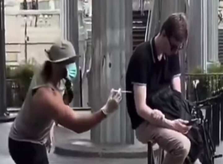 Influencer finge di iniettare liquidi ai passanti con le siringhe