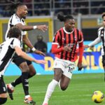 leao in azione contro la juve