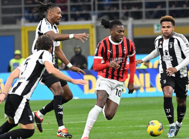 leao in azione contro la juve